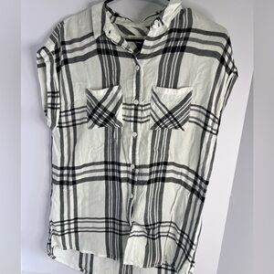 Beachlunchlounge Women’s Medium Button Down Plaid Shirt